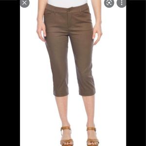 NWT! St. John’s Bay Mid-Rise Capri in Cafe Brown
